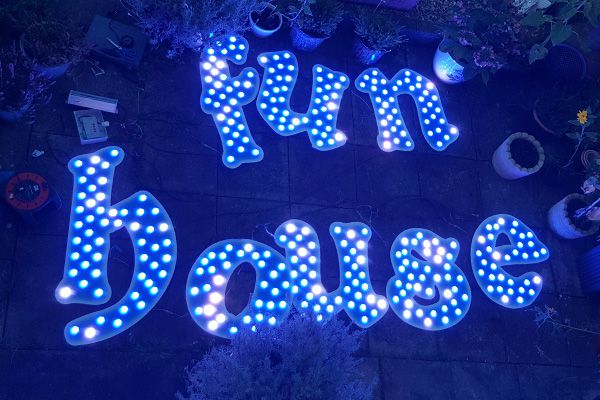 MG不朽情缘照明的娱光灯用在英国游乐装备展示